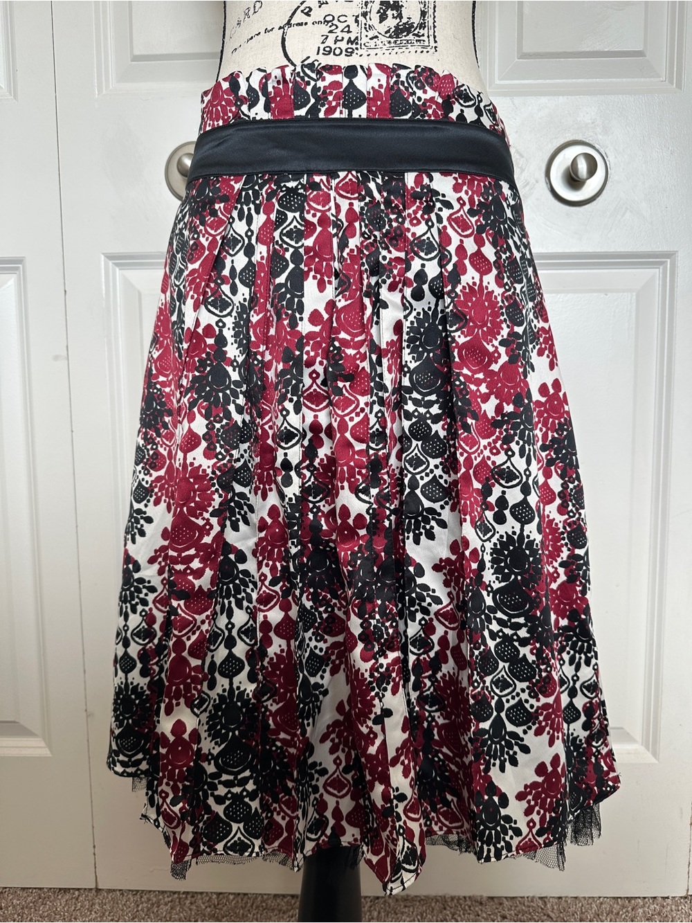 Worthington Black Red Ivory Floral Pleated A-Line Knee Length Satin Zip Skirt 8